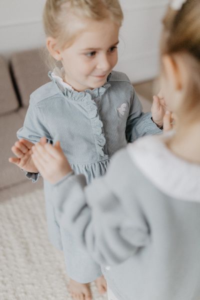 Kordkleid mit kleiner Vogelstickerei