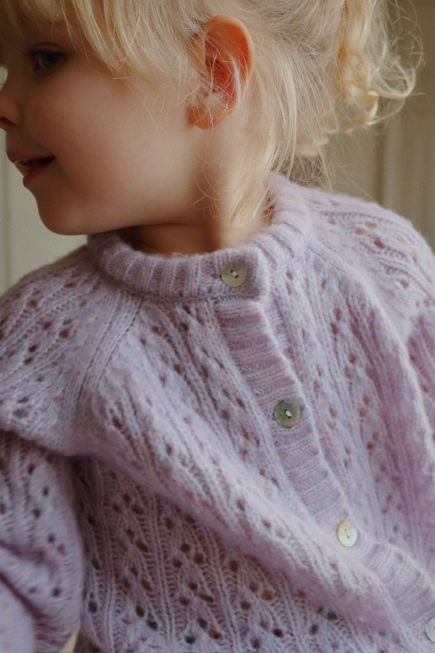 Strickjacke mit Lochmuster lila - Isa Cardigan