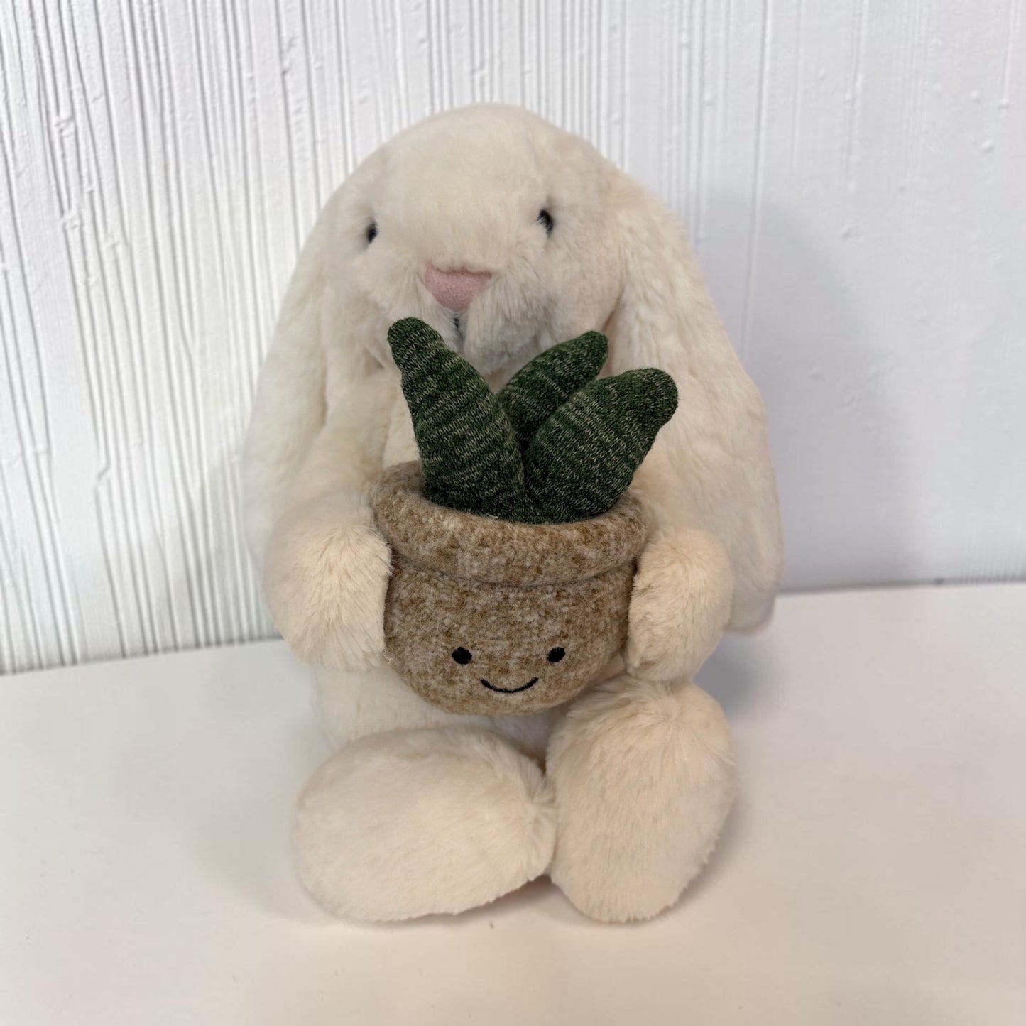 Cream Bunny with Plant - Weißer Hase mit Pflanze