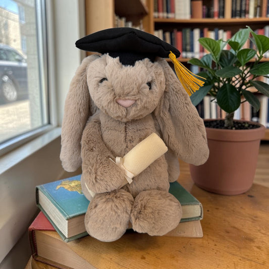 Bashful Bunny im Graduation-Outfit - Hase mit Doktorhut