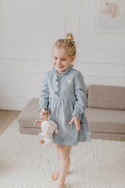 Kordkleid mit kleiner Vogelstickerei