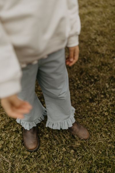 Weite Kordhose mit Rüschen