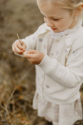 Strickjacke mit Herzchenapplikation