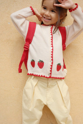 Strickjacke mit aufgestickten Erdbeeren - Collette Cardigan